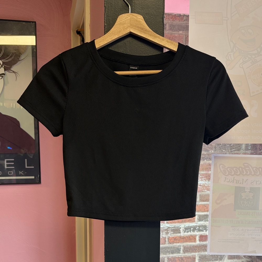 Elegant Black Ribbed Crop Top